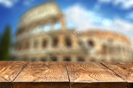 背景上古罗马的空木桌空木桌与罗马古罗马斗兽场的背景与自然克图片