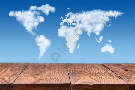 空木桌,世界由天空上白色的蓬松云背景木制桌子,用天空上的云制成的世界图片