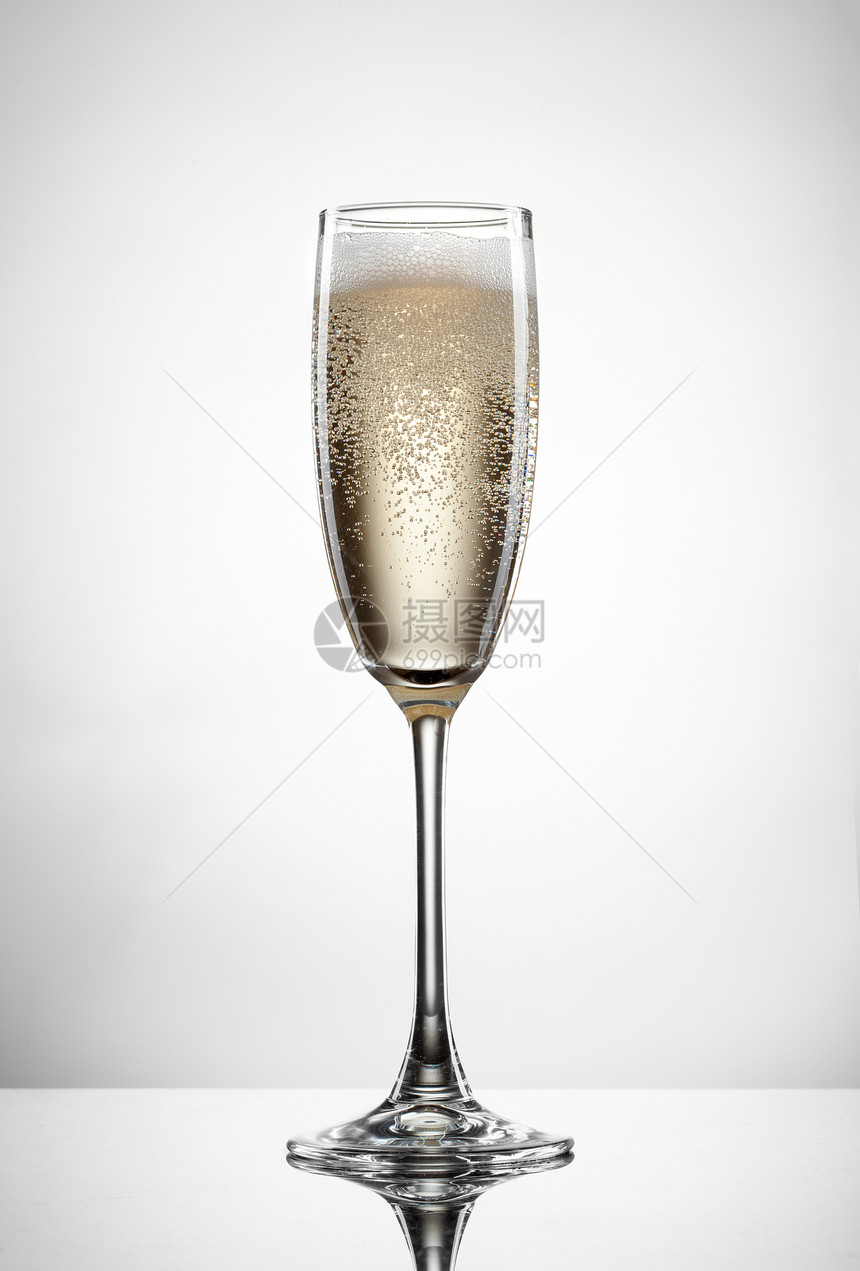 白色背景上隔离的璃中闪闪发光的香槟图片