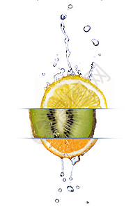 柠檬,橘子猕猴桃与新鲜水滴分离白色图片