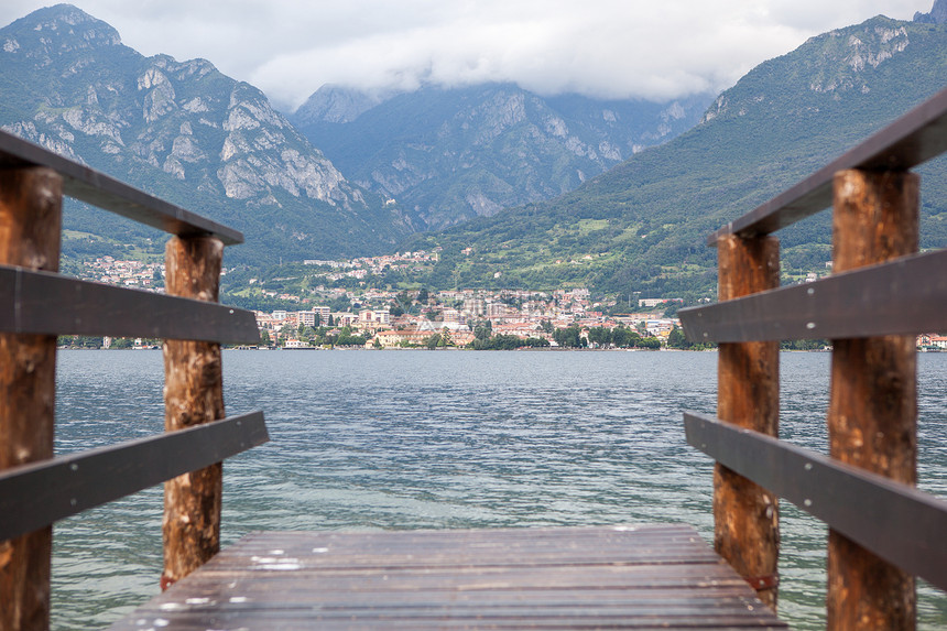 意大利科莫湖上船坞的美丽景色专注于村庄图片