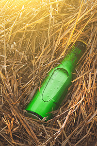 干草堆里的啤酒瓶没标签,绿色璃图片