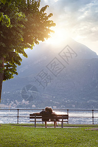 意大利贝拉焦日落时科莫湖的美丽景色高清图片