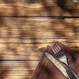 木桌上叉子刀的空板的风景木桌上叉子刀的空板图片