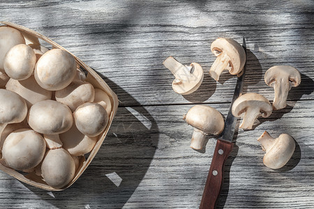 木桌上的蘑菇,顶部视图图像高清图片