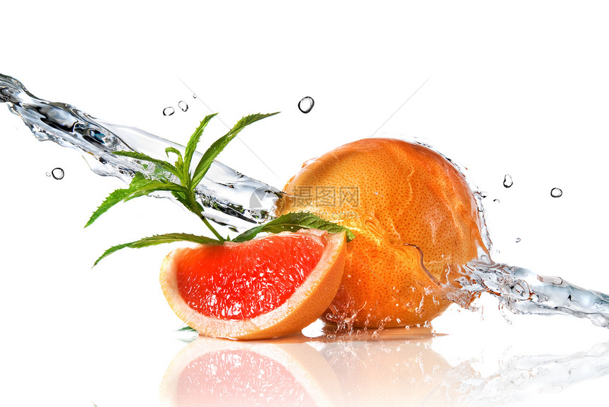 水溅葡萄柚上,薄荷分离白色上图片