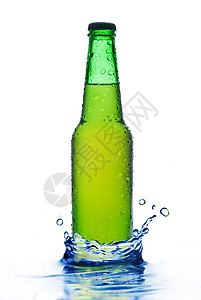 绿色啤酒瓶与水滴飞溅隔离白色图片