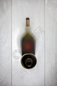 师德讲堂素材白色木桌上软木塞的红酒瓶的风景背景