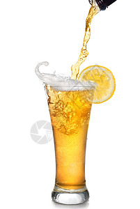 啤酒瓶子里倒入璃,柠檬白色上分离背景图片