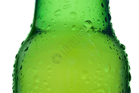 绿色啤酒瓶与水滴分离白色高清图片