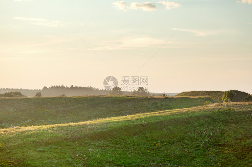 日落的夏季景观田野山丘图片
