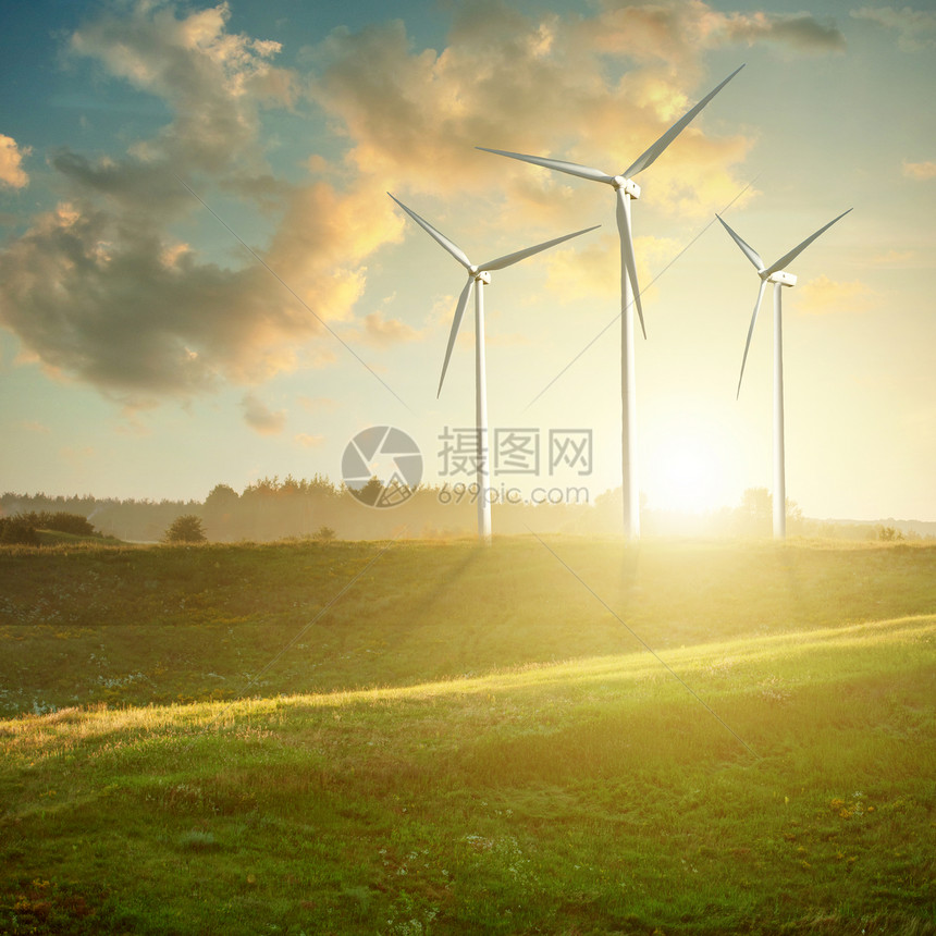 日落夏季景观上的风力发电机涡轮机图片