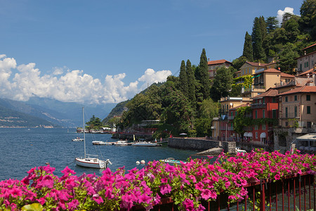 意大利科莫湖上瓦伦纳的景色背景