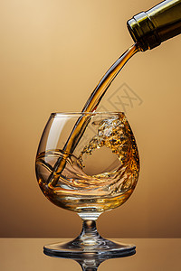 白兰地瓶子里倒入璃,溅棕色的背景上背景图片