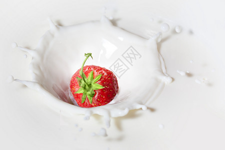 草莓溅牛奶里图片
