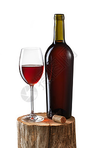 杯红酒瓶子树桩上隔离白色上图片