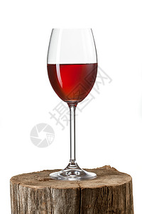 杯红酒树桩上隔离白色上图片
