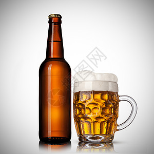 啤酒璃瓶子白色背景图片