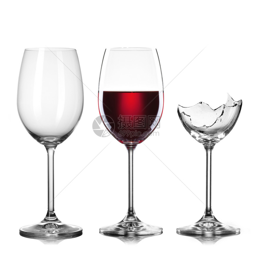 空的,满葡萄酒破碎的酒杯隔离白色上图片