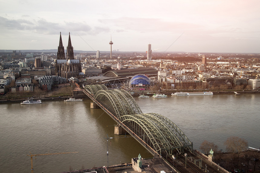 德国考恩的观点莱茵河上的哥特式大教堂钢桥图片