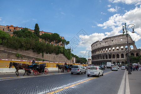 意大利罗马201210月17日罗马市中心古罗马圆形剧场附近的繁忙街道图片