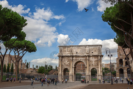 朱利叶斯意大利罗马201210月17日游客罗马康斯坦丁广场附近散步罗马凯旋门,位于古罗马帕拉廷山背景