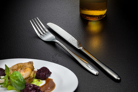 瓶啤酒,刀叉桌子上图片