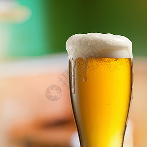酒吧里的杯淡啤酒背景图片