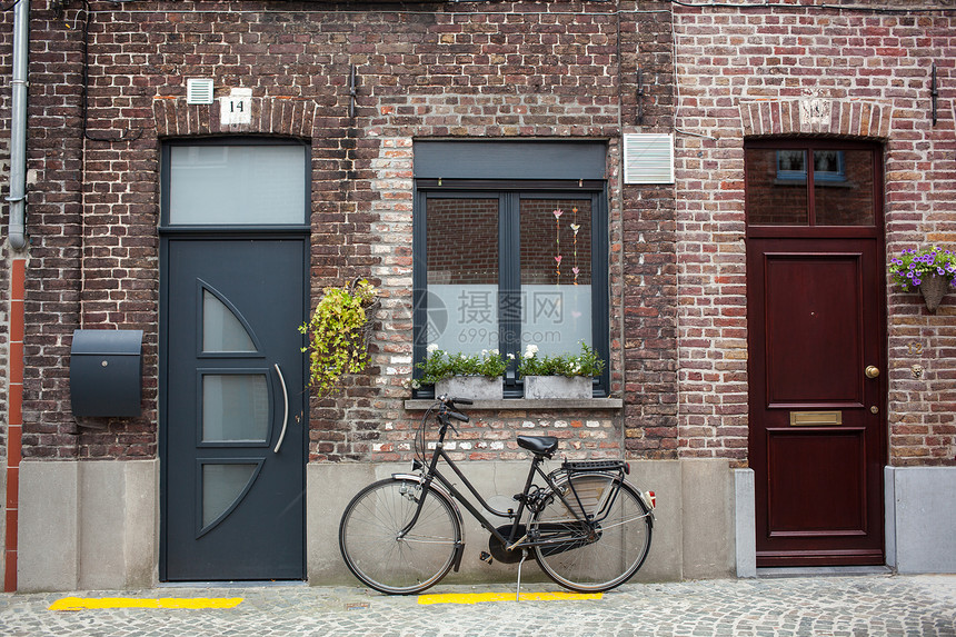 比利时布鲁日街道上的自行车图片
