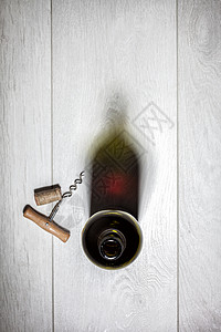 白色木桌上软木塞的红酒瓶的风景背景图片