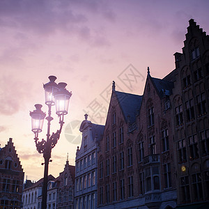 比利时布鲁日美丽的日落,城市中心房屋的轮廓图片