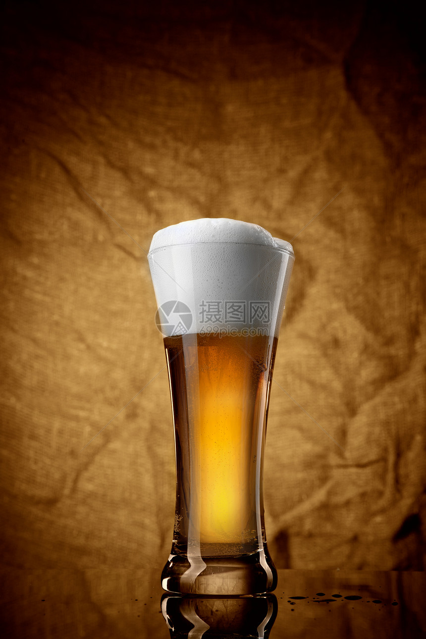棕色背景的璃啤酒图片
