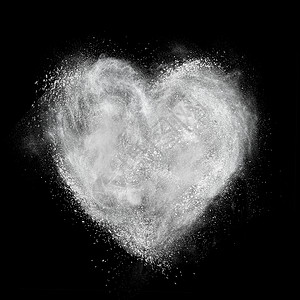 灰尘烟雾边框由白色粉末爆炸制成的心脏,背景上背景