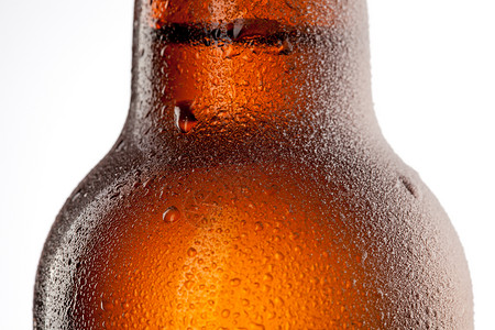 啤酒瓶与水滴霜隔离白色图片