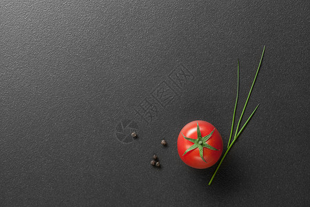 红色西红柿,黑色的洋葱图片