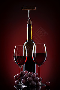 酒杯里的葡萄酒红色的瓶子图片