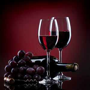 酒杯里的葡萄酒红色的瓶子图片