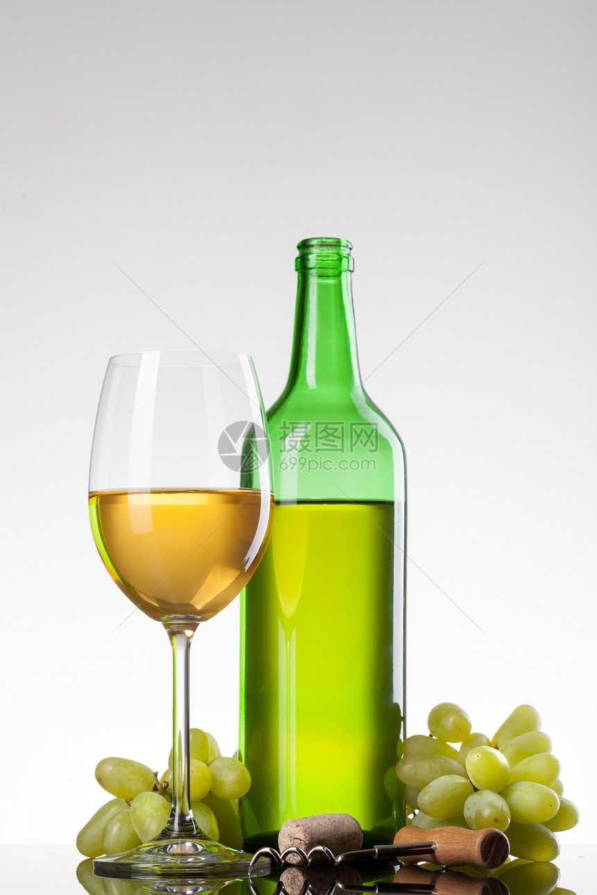 白葡萄酒璃与葡萄瓶子分离白色图片