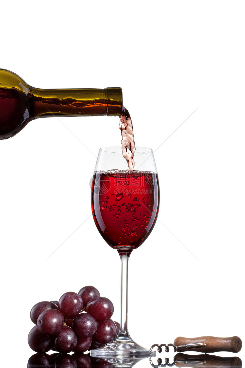 红酒倒入璃中,葡萄分离白色上图片