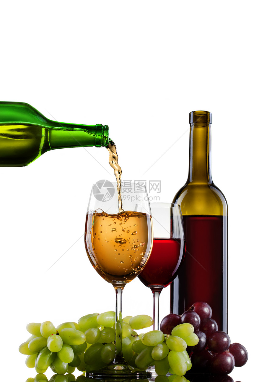 白酒倒入璃与葡萄瓶子隔离图片