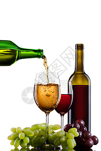 白酒倒入璃与葡萄瓶子隔离图片