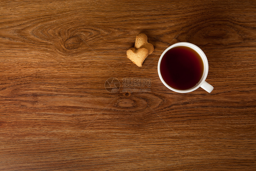 木桌上饼干的热茶图片