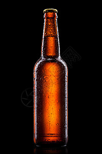 啤酒瓶与水滴分离黑色背景图片
