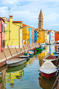 意大利威尼斯附近的博拉诺岛上船的彩色房子图片