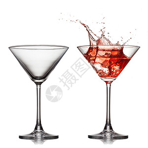 空的满的马提尼杯与红色鸡尾酒与飞溅隔离白色图片