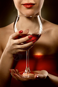 穿着红色衣服的女人着酒杯微笑着图片