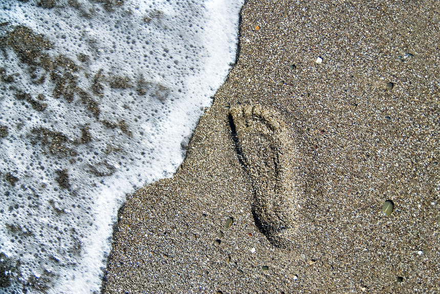 脚印水波的沙石图片