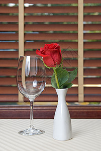 酒杯玫瑰桌子上图片