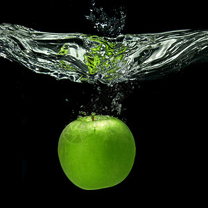 绿苹果掉水里,溅黑色上图片