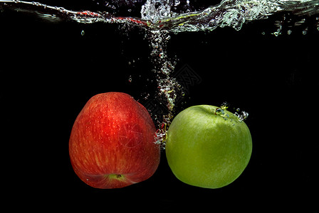 裁判绿苹果掉水里,溅黑色上图片